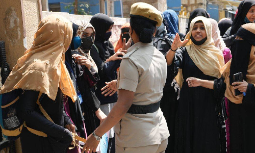 ഹിജാബിട്ട വിദ്യാർത്ഥികളെ പരീക്ഷക്കിരുത്തി; ഏഴ് അധ്യാപകർക്ക് സസ്പെൻഷൻ ഹിജാബിട്ട വിദ്യാർത്ഥികളെ പരീക്ഷക്കിരുത്തി; ഏഴ് അധ്യാപകർക്ക് സസ്പെൻഷൻ