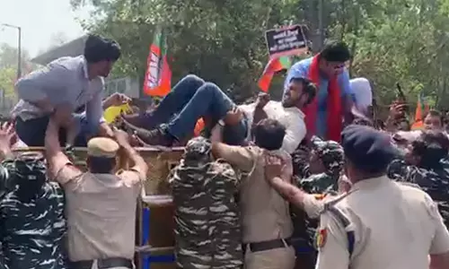 കെജ്‍രിവാളിന്‍റെ വീടിനു നേരെ ആക്രമണം; ബി.ജെ.പി പ്രവര്‍ത്തകരും പൊലീസും ഏറ്റുമുട്ടി