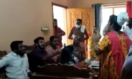 എന്റെ പ്രസ്ഥാനം എന്നെ ചതിച്ചാൽ ആ നിമിഷം ഞാൻ ജീവനോടെ കാണത്തില്ല; കെ റെയിൽ പ്രചാരണത്തിനിറങ്ങിയ എംഎൽഎയോട് കയർത്ത് നാട്ടുകാർ