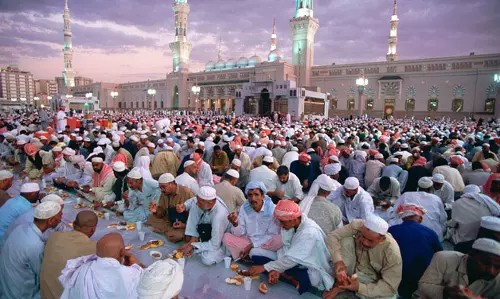 റമദാനിൽ ഹറമിലേക്ക് ഭക്ഷണ പാനീയങ്ങൾ കൊണ്ടുവരാം; ഹറം കാര്യ വകുപ്പിന്റെ അനുമതി റമദാനിൽ ഹറമിലേക്ക് ഭക്ഷണ പാനീയങ്ങൾ കൊണ്ടുവരാം; ഹറം കാര്യ വകുപ്പിന്റെ അനുമതി