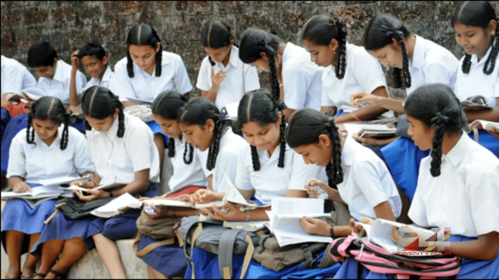 4,27,407 വിദ്യാർത്ഥികൾ ഇന്ന് പരീക്ഷാഹാളിലേക്ക്; സംസ്ഥാനത്ത് എസ്.എസ്.എൽ.സി പരീക്ഷയ്ക്ക് ഇന്നു തുടക്കം