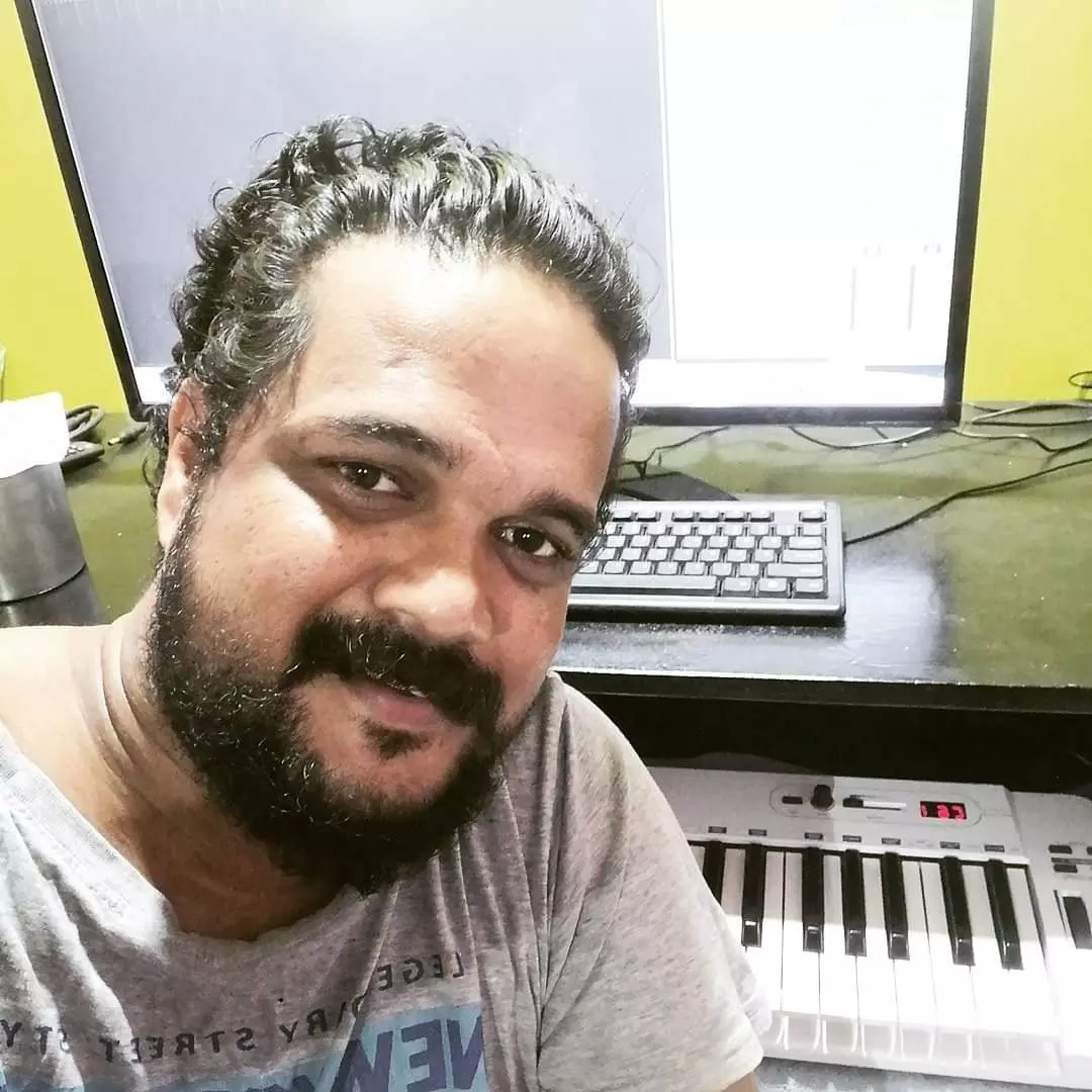 അരങ്ങേറ്റ ചിത്രത്തിലെ പാട്ടുകളെല്ലാം ഹിറ്റ്; മാസ്മരിക ഈണങ്ങളുമായി ബിനേഷ് മണി അരങ്ങേറ്റ ചിത്രത്തിലെ പാട്ടുകളെല്ലാം ഹിറ്റ്; മാസ്മരിക ഈണങ്ങളുമായി ബിനേഷ് മണി