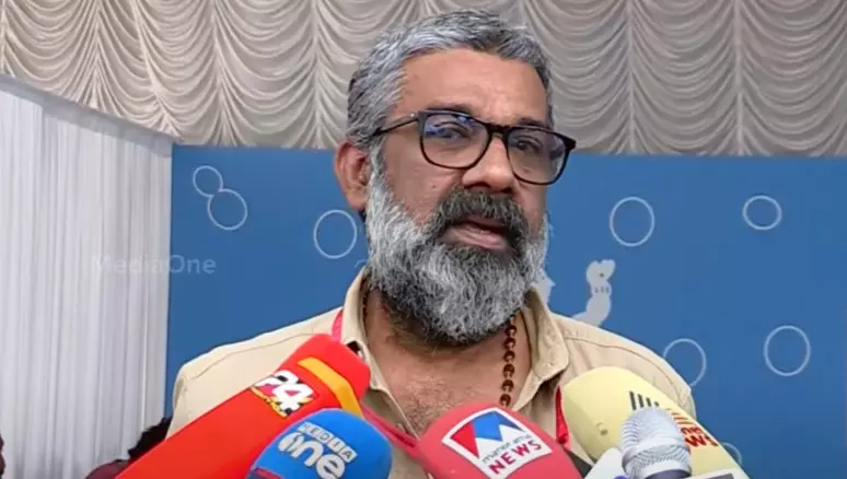 ദിലീപിനൊപ്പം ഫ്ളൈറ്റിൽ യാത്ര ചെയ്യേണ്ടി വന്നാൽ ഞാൻ ഇറങ്ങി ഓടണോ...? സംവിധായകൻ രഞ്ജിത്ത് ദിലീപിനൊപ്പം ഫ്ളൈറ്റിൽ യാത്ര ചെയ്യേണ്ടി വന്നാൽ ഞാൻ ഇറങ്ങി ഓടണോ...? സംവിധായകൻ രഞ്ജിത്ത്