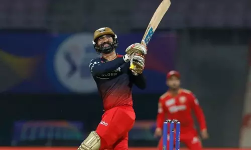 അവസാന അഞ്ച് ഓവറിൽ ധോണിയോളം കൂൾ; ഡി.കെയെ പുകഴ്ത്തി ഫാഫ് ഡു പ്ലെസിസ്