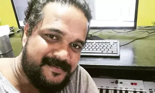 അരങ്ങേറ്റ ചിത്രത്തിലെ പാട്ടുകളെല്ലാം ഹിറ്റ്; മാസ്മരിക ഈണങ്ങളുമായി ബിനേഷ് മണി അരങ്ങേറ്റ ചിത്രത്തിലെ പാട്ടുകളെല്ലാം ഹിറ്റ്; മാസ്മരിക ഈണങ്ങളുമായി ബിനേഷ് മണി