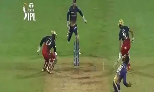 ബാറ്റർമാർ ഒരേ ക്രീസിൽ: അങ്ങോട്ട് തന്നെ പന്തെറിഞ്ഞ് ഉമേഷ് യാദവ്, തലയിൽ കൈവെച്ച് കൊൽക്കത്ത