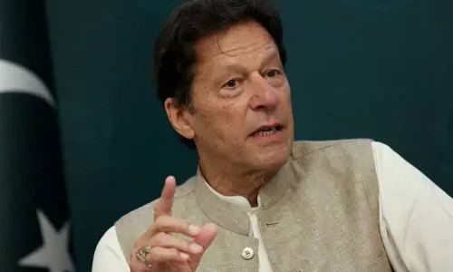 സർക്കാരിന് ഭൂരിപക്ഷം നഷ്ടമായി; നിർണായക നീക്കവുമായി ഇമ്രാൻ ഖാൻ സർക്കാരിന് ഭൂരിപക്ഷം നഷ്ടമായി; നിർണായക നീക്കവുമായി ഇമ്രാൻ ഖാൻ