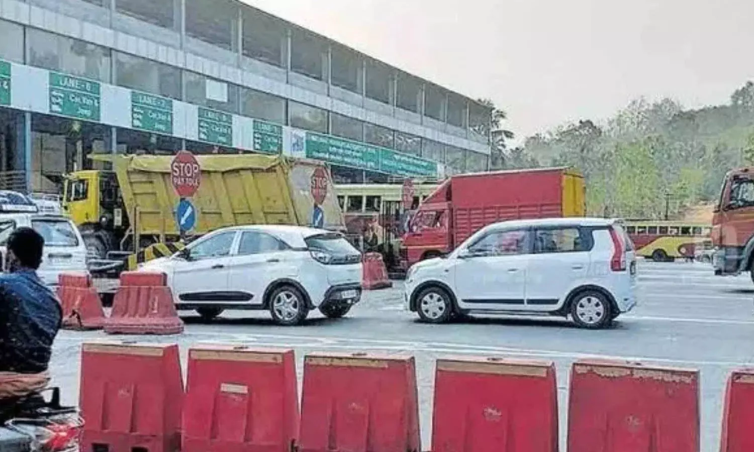 ടോൾ നിരക്ക് കൂട്ടി; പന്നിയങ്കര ടോൾ പ്ലാസയിൽ നിരക്ക് വർധന പ്രാബല്യത്തിൽ ടോൾ നിരക്ക് കൂട്ടി; പന്നിയങ്കര ടോൾ പ്ലാസയിൽ നിരക്ക് വർധന പ്രാബല്യത്തിൽ