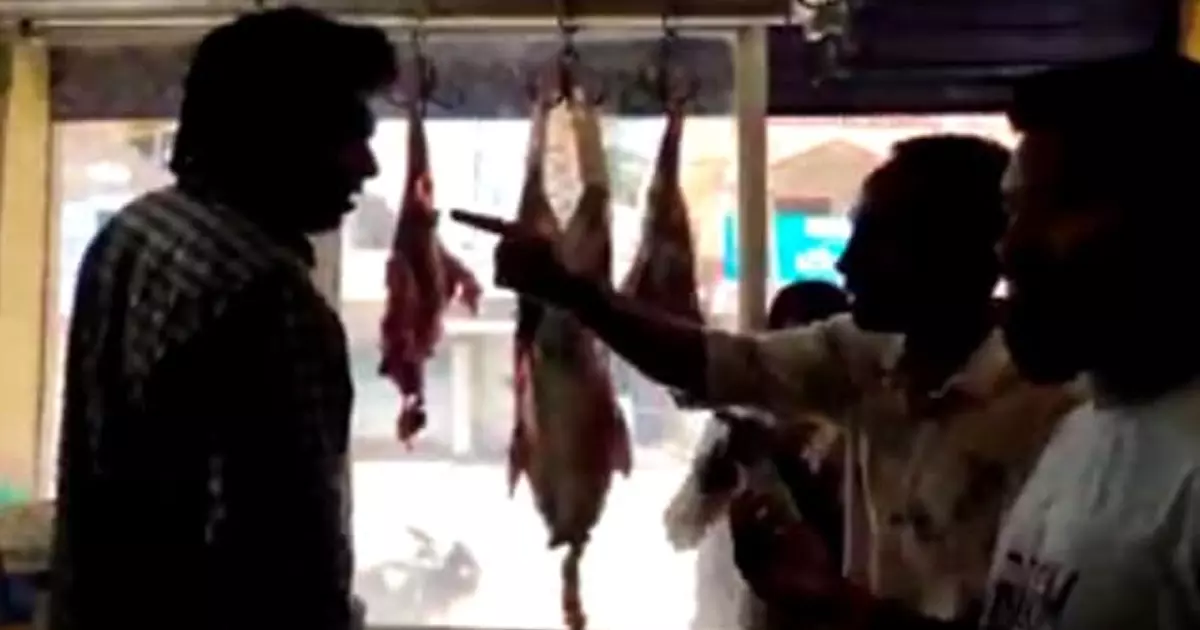 കര്ണാടകയില് ഹലാല് മാംസം വിറ്റ കച്ചവടക്കാരനു നേരെ ബജ്രംഗദള് ആക്രമണം കര്ണാടകയില് ഹലാല് മാംസം വിറ്റ കച്ചവടക്കാരനു നേരെ ബജ്രംഗദള് ആക്രമണം