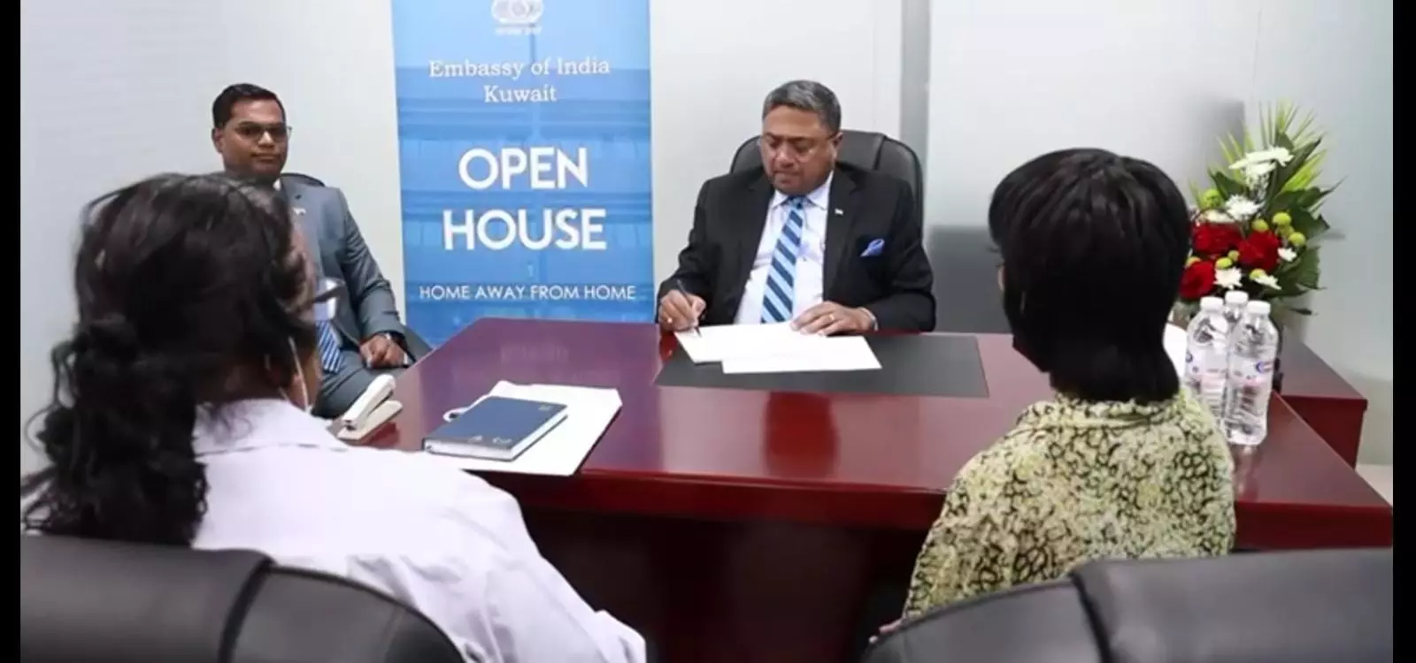 ഇന്ത്യന്‍ അംബാസഡര്‍ സിബി ജോര്‍ജ്   പാസ്‌പോര്‍ട്ട് വിസ സേവന കേന്ദ്രം സന്ദര്‍ശിച്ചു