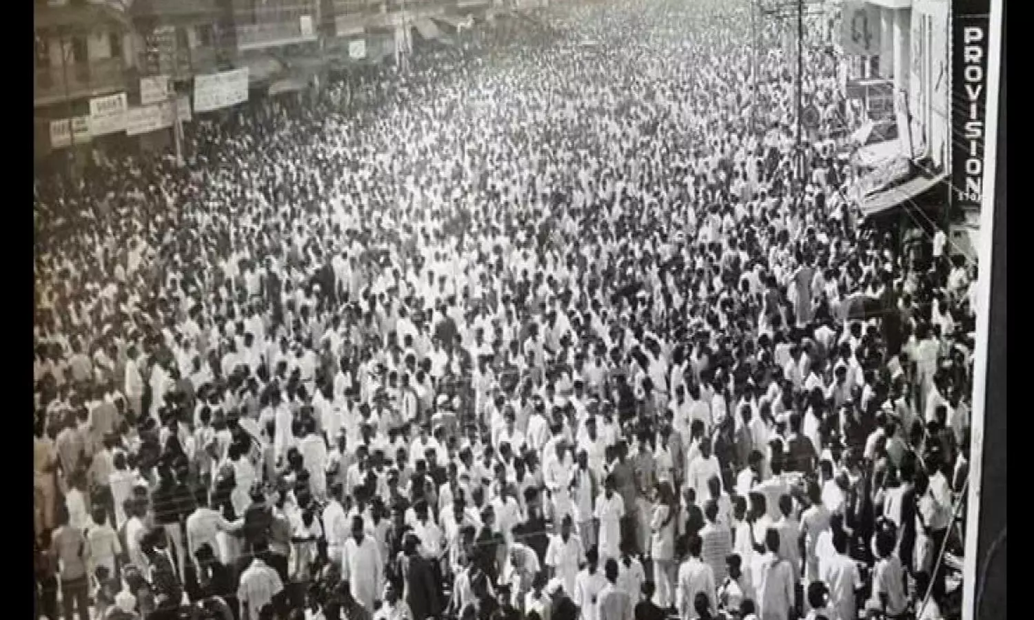 മിർ ഉസ്മാൻ ഖാന്റെ അന്ത്യചടങ്ങുകൾക്കായി ഒത്തുകൂടിയ ജനം മിർ ഉസ്മാൻ ഖാന്റെ അന്ത്യചടങ്ങുകൾക്കായി ഒത്തുകൂടിയ ജനം