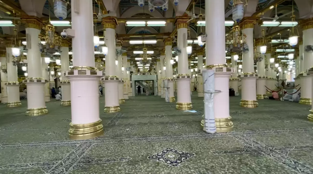 വിശുദ്ധ റമദാനെ വരവേല്‍ക്കുന്നതിനായി   റൗദ ശരീഫില്‍ പുതിയ കാര്‍പെറ്റുകള്‍ വിരിച്ചു