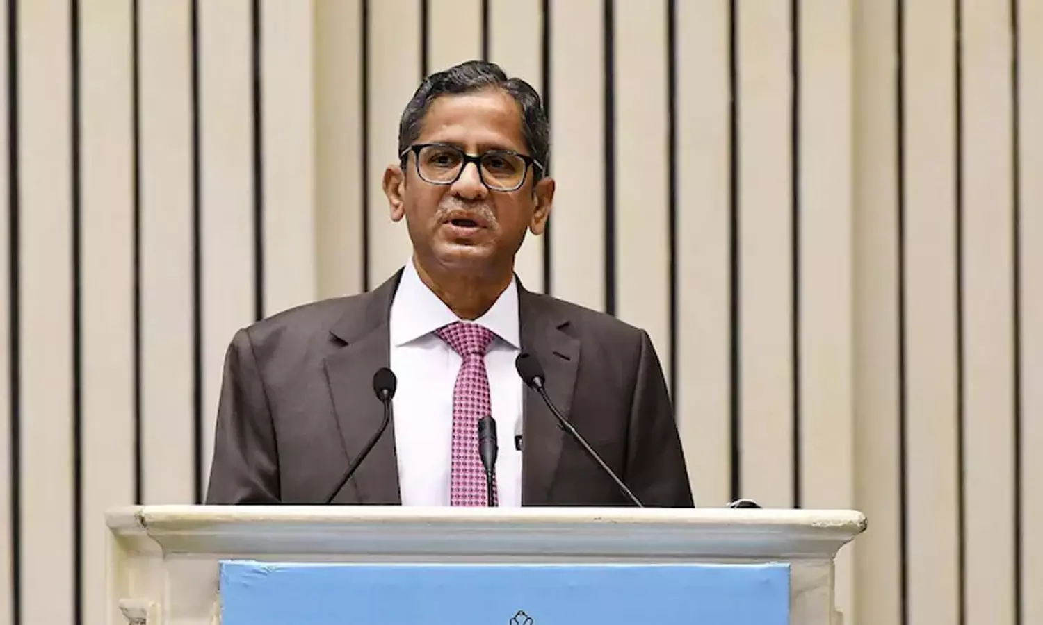 ഭരണകൂടങ്ങൾ മാറിവരും, നിങ്ങൾ സ്ഥിരമായുള്ള സംവിധാനമാണ്: സിബിഐയോട് ചീഫ് ജസ്റ്റിസ് ഭരണകൂടങ്ങൾ മാറിവരും, നിങ്ങൾ സ്ഥിരമായുള്ള സംവിധാനമാണ്: സിബിഐയോട് ചീഫ് ജസ്റ്റിസ്