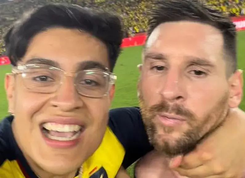 മെസ്സിയുടെ കഴുത്ത് പിടിച്ചുവലിച്ച് ആരാധകൻ; ക്ഷുഭിതനായി താരം- വീണ്ടും സുരക്ഷാവീഴ്ച, വിവാദം മെസ്സിയുടെ കഴുത്ത് പിടിച്ചുവലിച്ച് ആരാധകൻ; ക്ഷുഭിതനായി താരം- വീണ്ടും സുരക്ഷാവീഴ്ച, വിവാദം