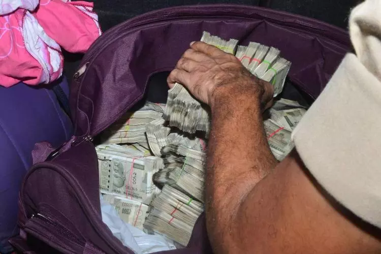 സ്വകാര്യ ബസിൽ പൊലീസിന്റെ മിന്നൽ റെയ്ഡ്; പിടികൂടിയത് 4.76 കോടി! സ്വകാര്യ ബസിൽ പൊലീസിന്റെ മിന്നൽ റെയ്ഡ്; പിടികൂടിയത് 4.76 കോടി!