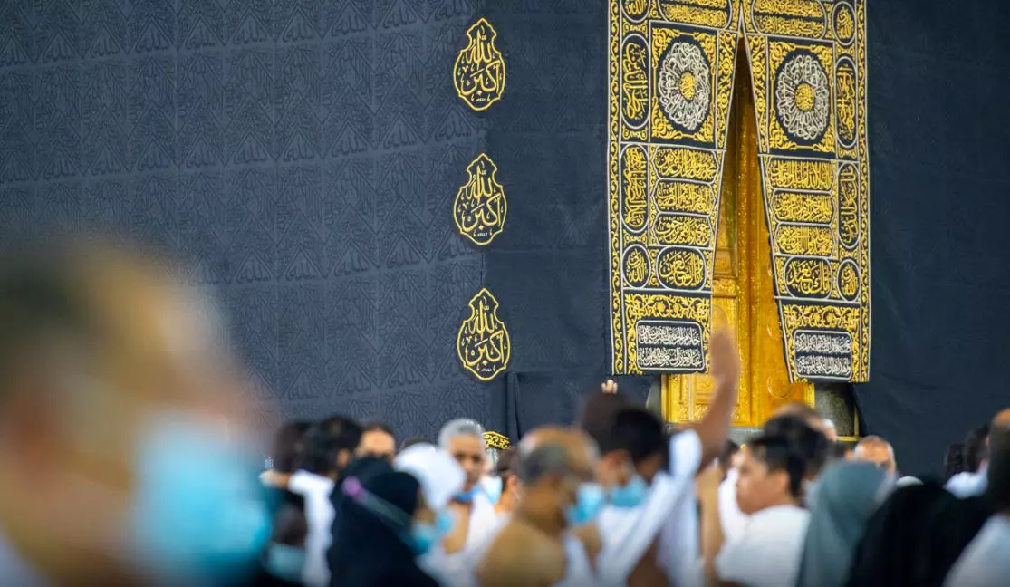 എല്ലാ വാതിലും തുറന്നിട്ട മക്കയിലേയും മദീനയിലേയും കാഴ്ചകൾ; റമദാനിലെ ആദ്യ രാവിൽ കണ്ണുകലങ്ങിയും ഉള്ളുതുറന്നും വിശ്വാസി ലക്ഷങ്ങൾ