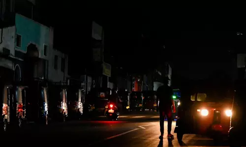 13 മണിക്കൂര് പവര്കട്ട്, ആശുപത്രികള് ശസ്ത്രക്രിയകള് നിര്ത്തി: ശ്രീലങ്കയില് തെരുവിലിറങ്ങി ജനങ്ങള് 13 മണിക്കൂര് പവര്കട്ട്, ആശുപത്രികള് ശസ്ത്രക്രിയകള് നിര്ത്തി: ശ്രീലങ്കയില് തെരുവിലിറങ്ങി ജനങ്ങള്