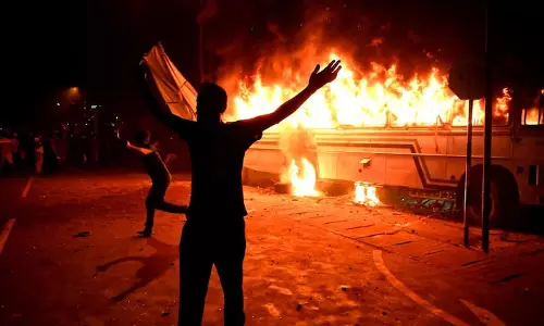 എങ്ങും പ്രതിഷേധം, സംഘര്‍ഷഭരിതം ശ്രീലങ്ക;  പ്രധാനമന്ത്രിയുടെയും മന്ത്രിമാരുടെയും ഓഫീസുകള്‍ അടച്ചു