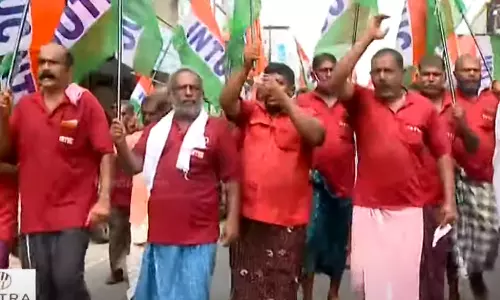   ഐ.എൻ.ടി.യു.സി കോൺഗ്രസിന്റെ പോഷക സംഘടനയല്ല; വി.ഡി സതീശന്റെ പരാമർശത്തിനെതിരെ ചങ്ങനാശ്ശേരിയിൽ പ്രതിഷേധം