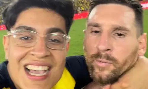 മെസ്സിയുടെ കഴുത്ത് പിടിച്ചുവലിച്ച് ആരാധകൻ; ക്ഷുഭിതനായി താരം- വീണ്ടും സുരക്ഷാവീഴ്ച, വിവാദം മെസ്സിയുടെ കഴുത്ത് പിടിച്ചുവലിച്ച് ആരാധകൻ; ക്ഷുഭിതനായി താരം- വീണ്ടും സുരക്ഷാവീഴ്ച, വിവാദം