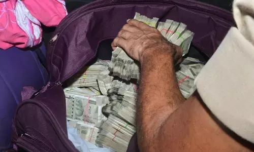 സ്വകാര്യ ബസിൽ പൊലീസിന്റെ മിന്നൽ റെയ്ഡ്; പിടികൂടിയത് 4.76 കോടി!