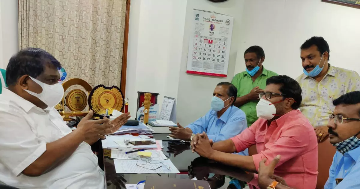 ബസ് ചാർജ് വർധനാ ഉത്തരവ് പെട്ടെന്നിറക്കണം; ബസുടമകൾ ഗതാഗത മന്ത്രിയെ കണ്ടു