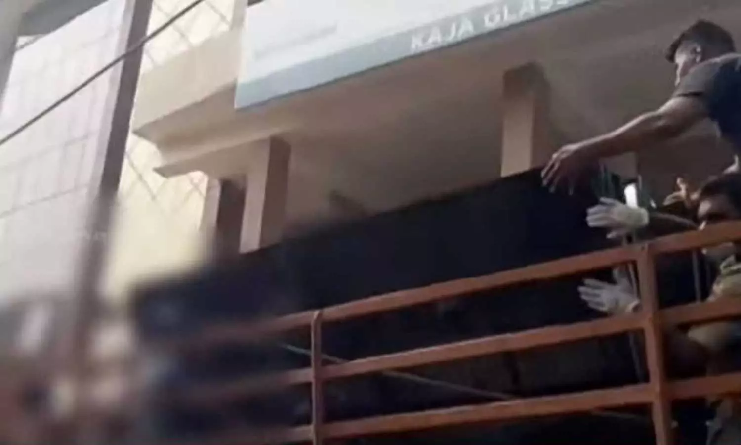 പാലക്കാട് ലോറിയിൽ നിന്ന് ചില്ലുപാളി ഇറക്കുന്നതിനിടെ അപകടത്തിൽപ്പെട്ട് ചുമട്ടുതൊഴിലാളി മരിച്ചു