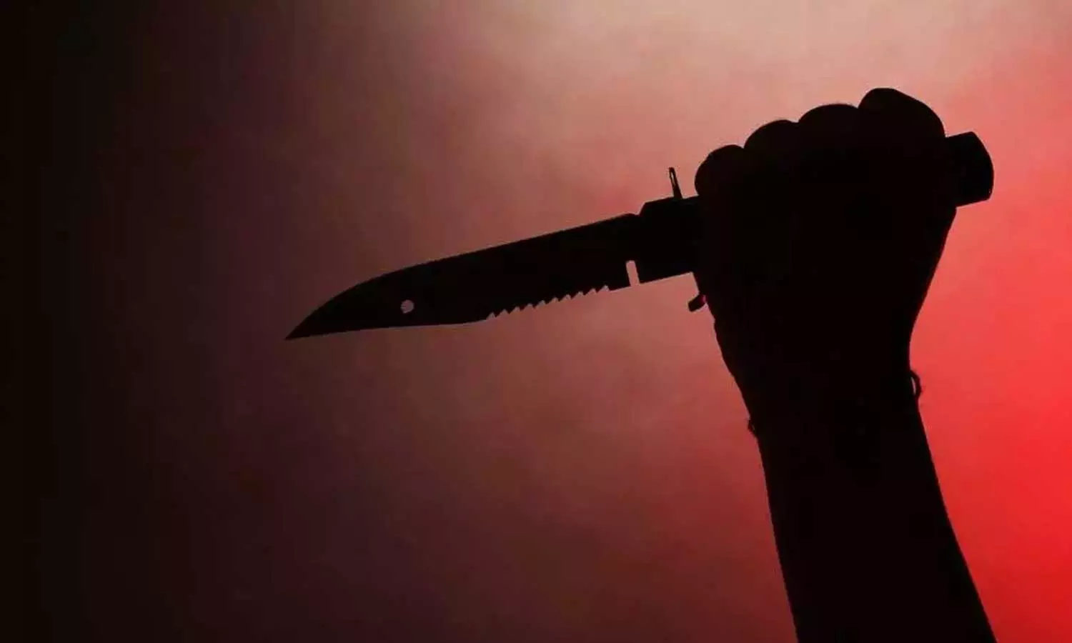 തുണിക്കടയിൽ നിന്ന് വിളിച്ചിറക്കി ഭാര്യയെ ഭർത്താവ് കുത്തി പരിക്കേൽപ്പിച്ചു