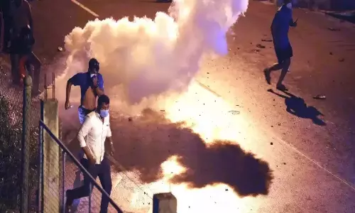 സാമ്പത്തിക പ്രതിസന്ധിയെ തുടർന്ന് സംഘർഷം; ശ്രീലങ്കയിൽ അടിയന്തരാവസ്ഥ പ്രഖ്യാപിച്ചു സാമ്പത്തിക പ്രതിസന്ധിയെ തുടർന്ന് സംഘർഷം; ശ്രീലങ്കയിൽ അടിയന്തരാവസ്ഥ പ്രഖ്യാപിച്ചു