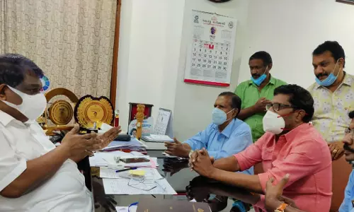 ബസ് ചാർജ് വർധനാ ഉത്തരവ് പെട്ടെന്നിറക്കണം; ബസുടമകൾ ഗതാഗത മന്ത്രിയെ കണ്ടു