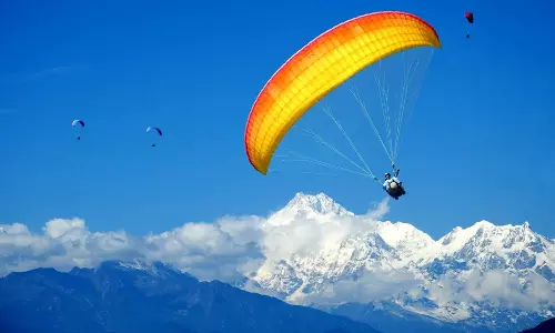 പാരഗ്ലൈഡിംഗിനിടെ വെള്ളത്തിൽ വീണു; സിക്കിമിൽ ടൂറിസ്റ്റ് ഗൈഡിന് ദാരുണാന്ത്യം