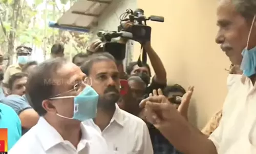 കെ റെയിലിനെതിരെ പ്രചാരണവുമായെത്തി;  വി. മുരളീധരനെതിരെ സിപിഎം കൗൺസിലറുടെ വീട്ടുകാരുടെ പ്രതിഷേധം