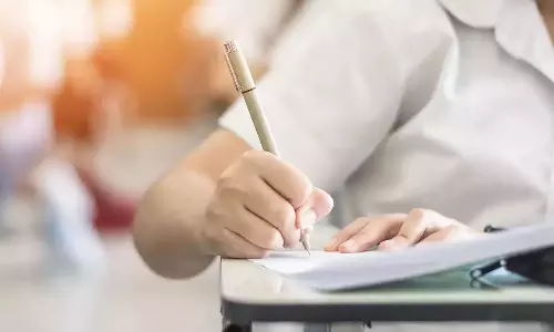 സഹകരണ ബോർഡിന്റെ ജൂനിയർ ക്ലാർക്ക് പരീക്ഷ ചോദ്യപേപ്പർ ചോർന്നതായി പരാതി സഹകരണ ബോർഡിന്റെ ജൂനിയർ ക്ലാർക്ക് പരീക്ഷ ചോദ്യപേപ്പർ ചോർന്നതായി പരാതി