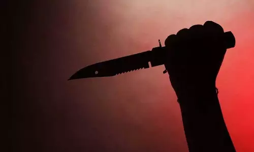 തുണിക്കടയിൽ നിന്ന് വിളിച്ചിറക്കി ഭാര്യയെ ഭർത്താവ് കുത്തി പരിക്കേൽപ്പിച്ചു തുണിക്കടയിൽ നിന്ന് വിളിച്ചിറക്കി ഭാര്യയെ ഭർത്താവ് കുത്തി പരിക്കേൽപ്പിച്ചു