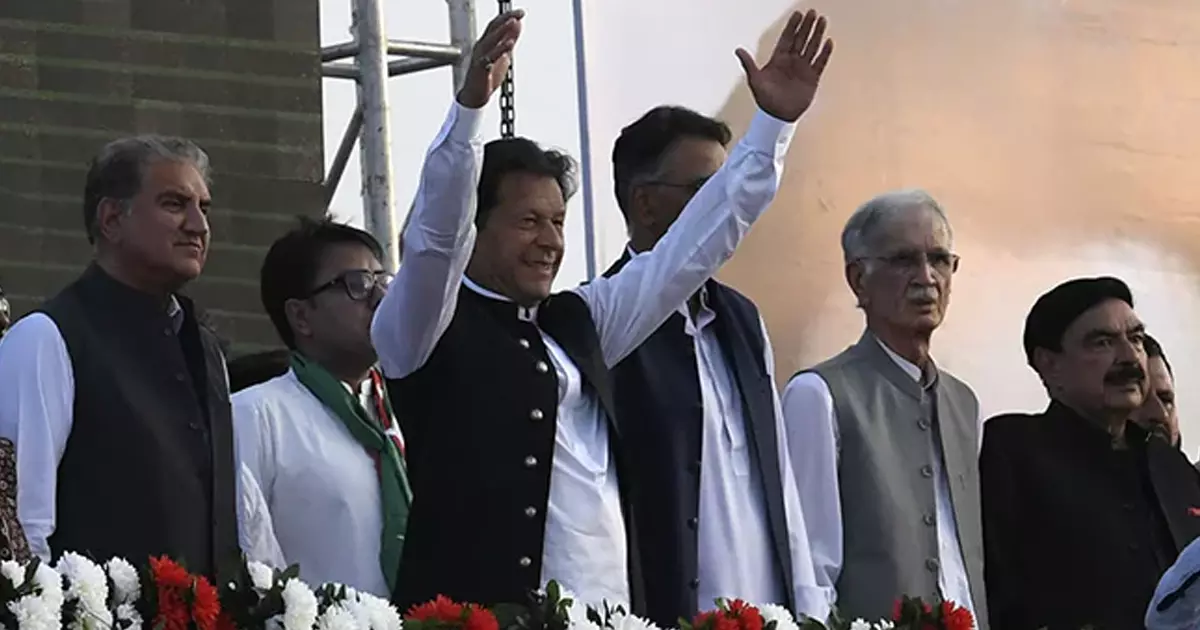 നിരോധനാജ്ഞ, 10,000 സൈനികര്; അവിശ്വാസ പ്രമേയത്തിന് മുന്നോടിയായി ഇസ്ലാമാബാദില് കനത്ത സുരക്ഷ നിരോധനാജ്ഞ, 10,000 സൈനികര്; അവിശ്വാസ പ്രമേയത്തിന് മുന്നോടിയായി ഇസ്ലാമാബാദില് കനത്ത സുരക്ഷ