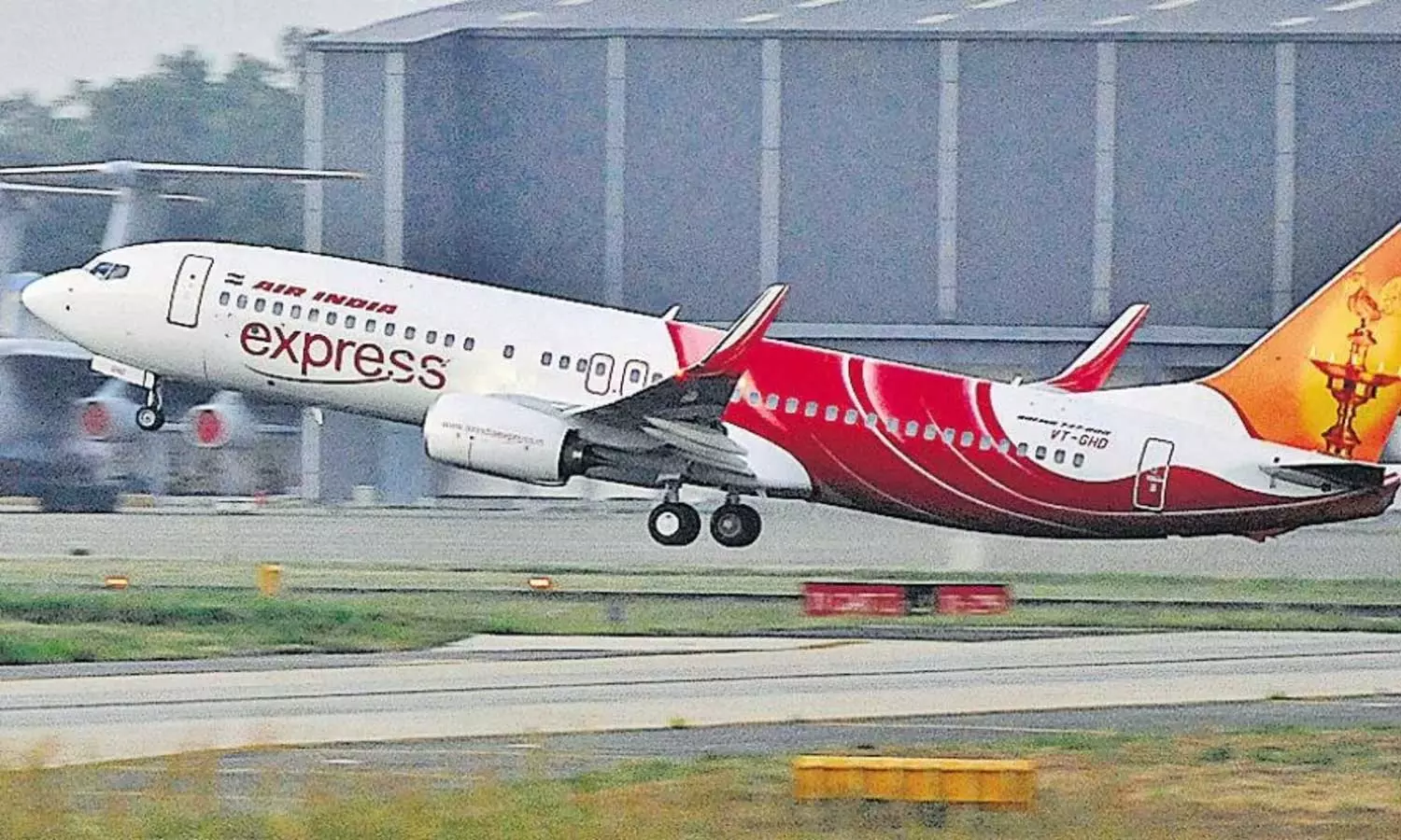 അറിഞ്ഞാലല്ലേ പോകാൻ കഴിയൂ;എയർ ഇന്ത്യ ഷെഡ്യൂൾ മാറ്റം അറിയിച്ചില്ലെന്ന് യാത്രക്കാർ