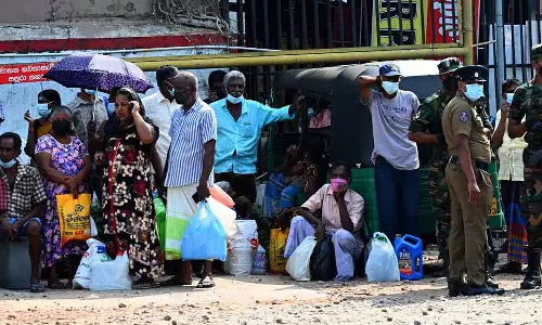 ജനങ്ങൾ തെരുവിൽ;ശ്രീലങ്കയിൽ പ്രഖ്യാപിച്ച അടിയന്തരാവസ്ഥ തുടരുന്നു ജനങ്ങൾ തെരുവിൽ;ശ്രീലങ്കയിൽ പ്രഖ്യാപിച്ച അടിയന്തരാവസ്ഥ തുടരുന്നു