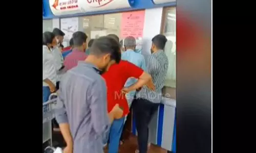 ഉച്ചയ്ക്ക് പുറപ്പെടേണ്ട കോഴിക്കോട്-ദോഹ എയർ ഇന്ത്യ വിമാനം രാവിലെ പുറപ്പെട്ടു;യാത്രക്കാർ ദുരിതത്തിൽ ഉച്ചയ്ക്ക് പുറപ്പെടേണ്ട കോഴിക്കോട്-ദോഹ എയർ ഇന്ത്യ വിമാനം രാവിലെ പുറപ്പെട്ടു;യാത്രക്കാർ ദുരിതത്തിൽ