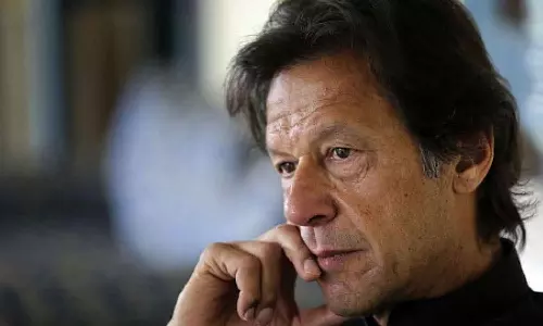 അവസാന പന്തുവരെ കളിക്കുമെന്ന് പറഞ്ഞ ഇമ്രാൻ കളിനിയമങ്ങൾ കീറിയെറിയുന്നു: ദി ഡോൺ എഡിറ്റോറിയൽ