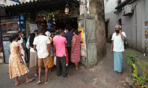 ഒരുകിലോ അരിക്ക് 220 രൂപ, പാൽപ്പൊടിക്ക് 1900; ശ്രീലങ്കയിൽ ഭക്ഷ്യവസ്തുക്കളുടെ വില കുതിച്ചുയരുന്നു ഒരുകിലോ അരിക്ക് 220 രൂപ, പാൽപ്പൊടിക്ക് 1900; ശ്രീലങ്കയിൽ ഭക്ഷ്യവസ്തുക്കളുടെ വില കുതിച്ചുയരുന്നു