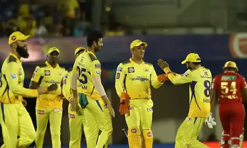 ധോണിയുടെ കീപ്പിങ് മികവൊന്നും അങ്ങനെ പോകൂല: കയ്യടിച്ച് ആരാധകർ