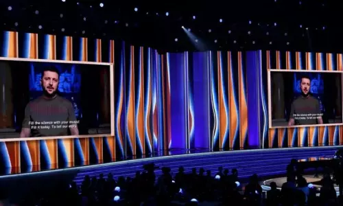  നശിച്ച നഗരങ്ങളുടെ നിശബ്ദതയെ സംഗീതം കൊണ്ട് നിറക്കൂ; ഗ്രാമി വേദിയിൽ വികാരാതീതനായി സെലൻസ്‌കി