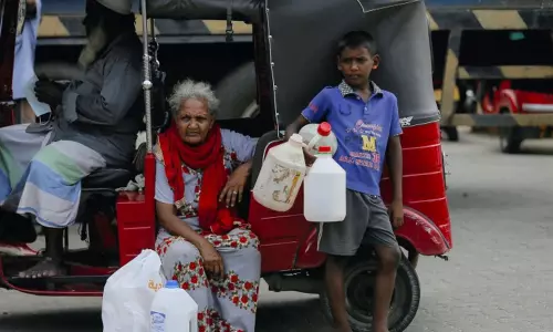 ലങ്കാ ദാഹം; പ്രതിസന്ധിയുടെ നടുക്കടലിലായ ശ്രീലങ്ക ലങ്കാ ദാഹം; പ്രതിസന്ധിയുടെ നടുക്കടലിലായ ശ്രീലങ്ക