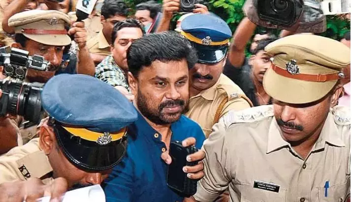 വധഗൂഢാലോചന കേസിൽ ദിലീപ് കൂടുതൽ ചാറ്റുകൾ നശിപ്പിച്ചു; യു.എ.ഇ പൗരനും സംശയത്തിൽ വധഗൂഢാലോചന കേസിൽ ദിലീപ് കൂടുതൽ ചാറ്റുകൾ നശിപ്പിച്ചു; യു.എ.ഇ പൗരനും സംശയത്തിൽ