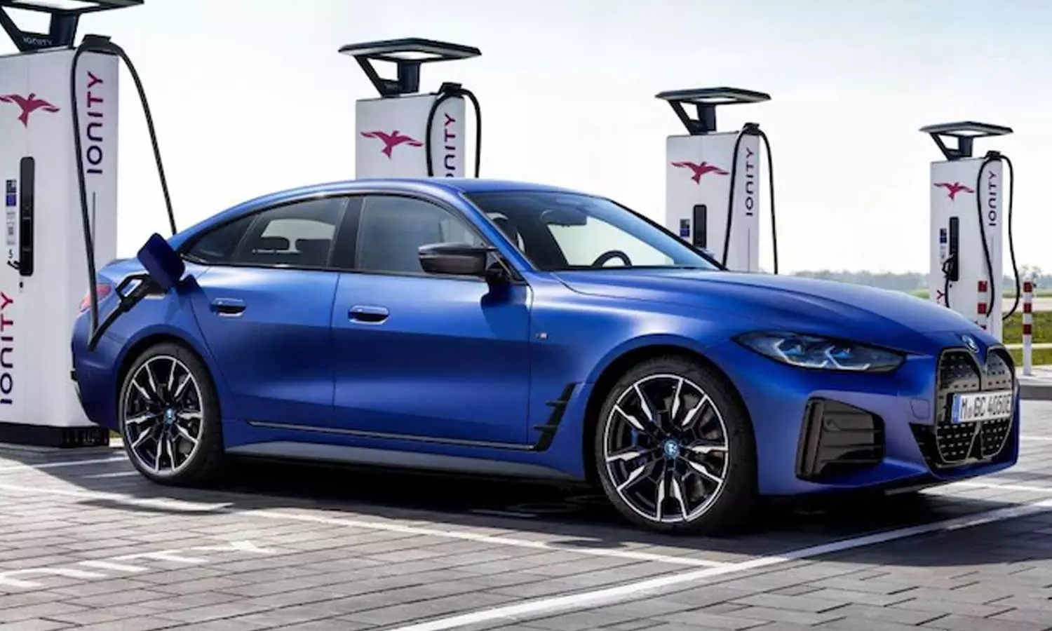 100 കിലോമീറ്റർ വേഗതയിലെത്താൻ 3.9 സെക്കൻഡ്; അരമണിക്കൂറിനുള്ളിൽ 80 ശതമാനം ചാർജ്-ബിഎംഡബ്യു ഐ 4 ഇവി ഏപ്രിൽ 28 ന്‌