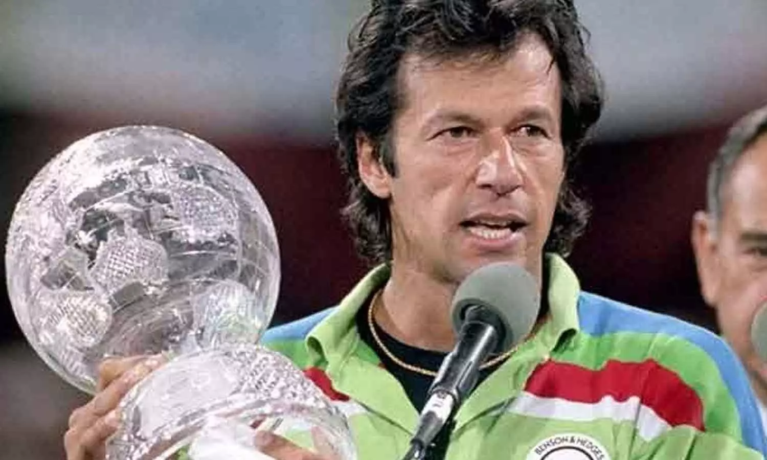 ലോകകപ്പുമായി ഇമ്രാന്‍ ഖാന്‍