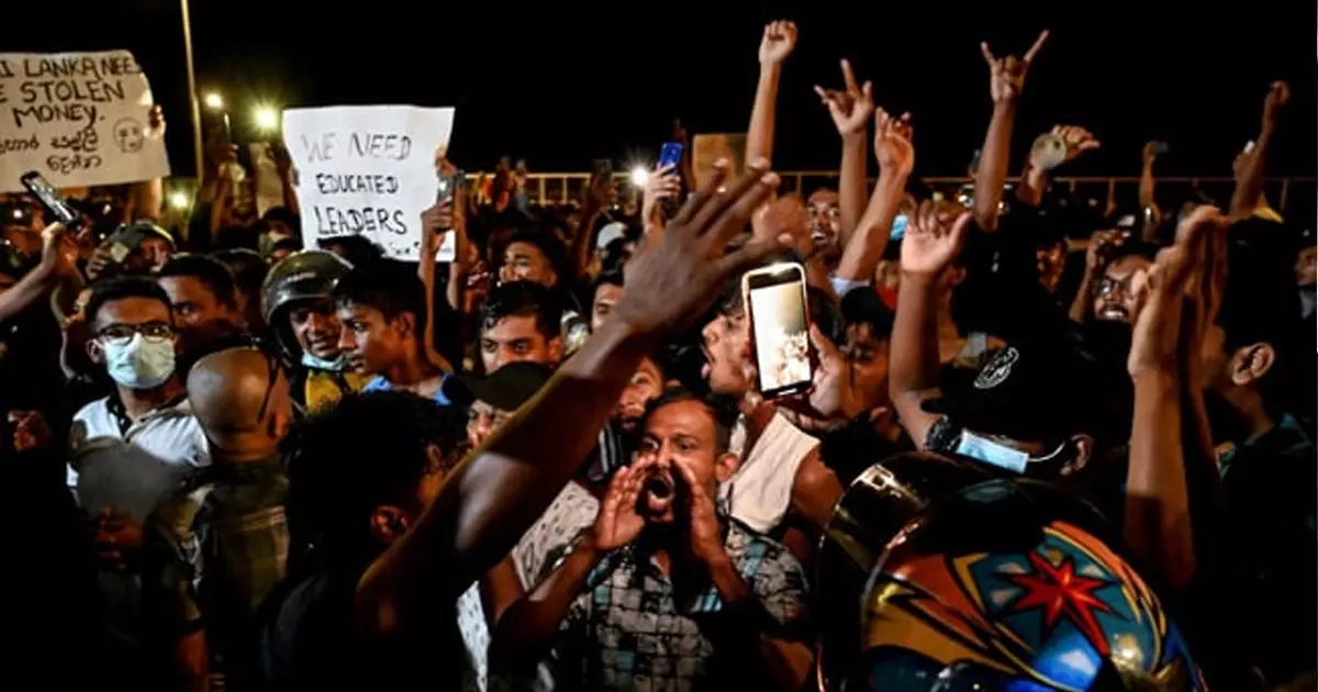 നിങ്ങൾ എല്ലാം ചൈനക്ക് വിറ്റില്ലേ; ശ്രീലങ്കൻ പ്രധാനമന്ത്രിയോട് കച്ചവടക്കാർ നിങ്ങൾ എല്ലാം ചൈനക്ക് വിറ്റില്ലേ; ശ്രീലങ്കൻ പ്രധാനമന്ത്രിയോട് കച്ചവടക്കാർ