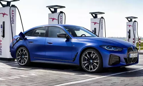 100 കിലോമീറ്റർ വേഗതയിലെത്താൻ 3.9 സെക്കൻഡ്; അരമണിക്കൂറിനുള്ളിൽ 80 ശതമാനം ചാർജ്-ബിഎംഡബ്യു ഐ 4 ഇവി ഏപ്രിൽ 28 ന്‌