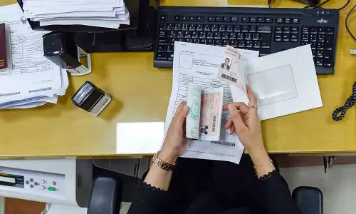 വിസ സ്റ്റാംപില്ല, പകരം എമിറേറ്റ്സ് ഐഡി; മാറ്റങ്ങൾക്കൊരുങ്ങി യുഎഇ - അറിഞ്ഞിരിക്കേണ്ട കാര്യങ്ങള് വിസ സ്റ്റാംപില്ല, പകരം എമിറേറ്റ്സ് ഐഡി; മാറ്റങ്ങൾക്കൊരുങ്ങി യുഎഇ - അറിഞ്ഞിരിക്കേണ്ട കാര്യങ്ങള്