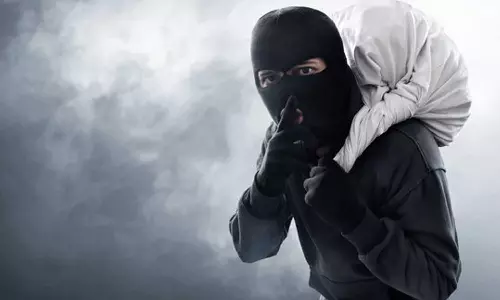 അമ്പലത്തിൽ കയറി ആഭരണങ്ങൾ മോഷ്ടിച്ച കള്ളൻ ജനലഴികൾക്കിടയിൽ കുടുങ്ങി അമ്പലത്തിൽ കയറി ആഭരണങ്ങൾ മോഷ്ടിച്ച കള്ളൻ ജനലഴികൾക്കിടയിൽ കുടുങ്ങി